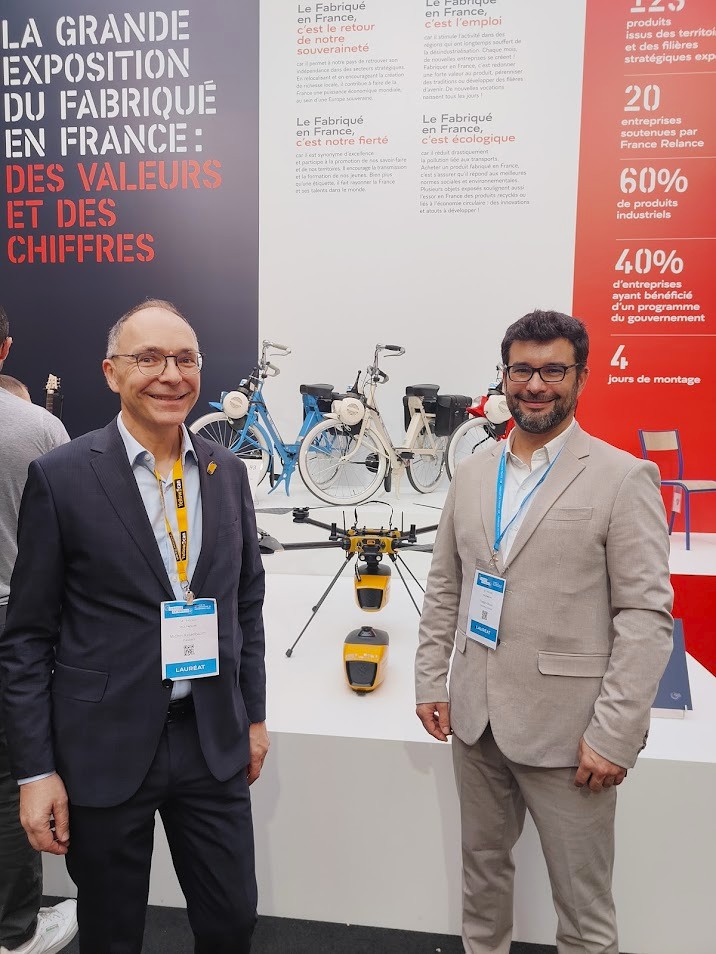 Michel Assembaum & Tristan Allouis in front of the YellowScan Navigator podium