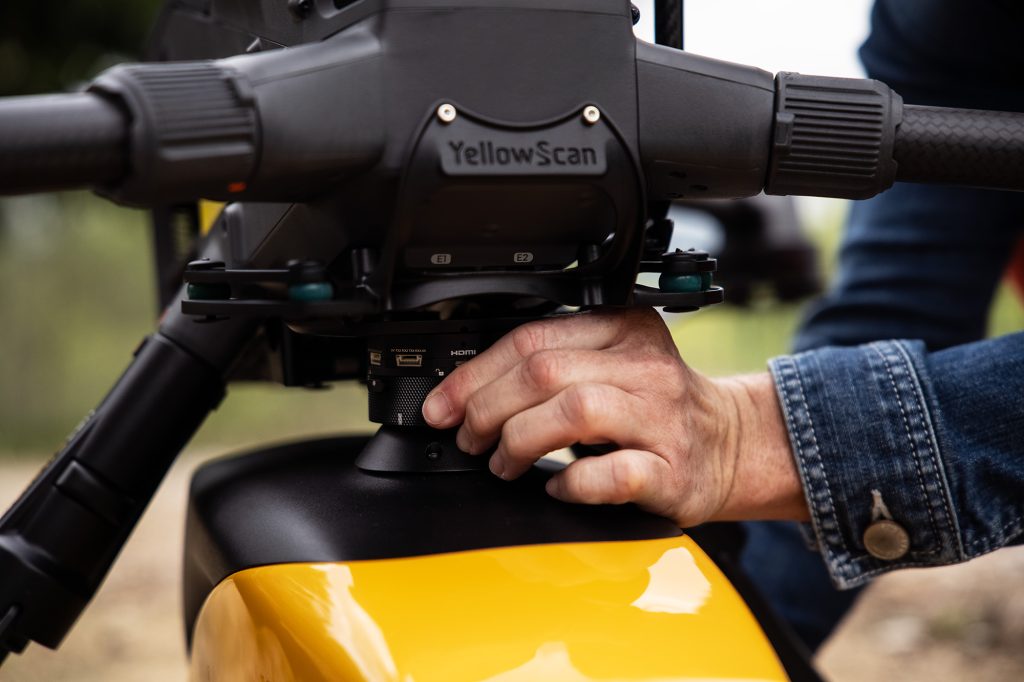 Switching from a YellowScan Surveyor Ultra to a YellowScan Navigator in a few seconds with the Gremsy Quick Release Adaptor.